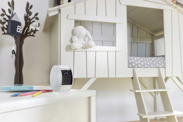Camera Video HD de interior Somfy Protect, Vedere pe timp de noapte, Zoom de 8x, Compatibil cu TaHoma, Amazon Alexa, IFTTT si Works With Nest