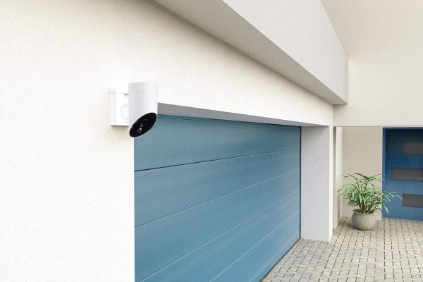 Camera de supraveghere de exterior Somfy, Wifi, 1080p Full HD, Sirena 110 dB, Posibila conexiune la corpul de iluminat existent – Alb