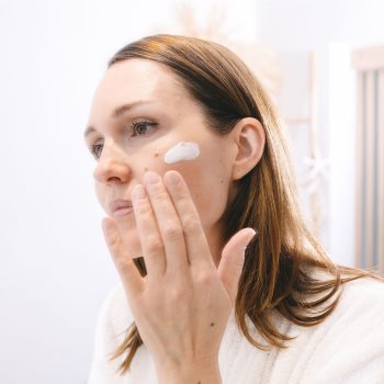 Uriage Bariésun Anti-Brown Spot Fluid SPF 50+ protective fluid cu o protectie UV ridicata