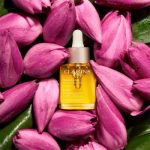 Clarins Lotus Treatment Oil ulei de regenerare cu efect de netezire ziua și noaptea