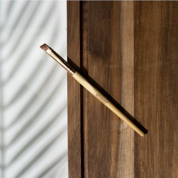 So Eco Angled Eyeliner Brush pensula pentru aplicarea tusului de ochi