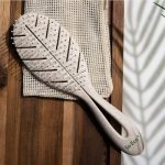 So Eco Biodegradable Detangling Leaf Brush perie compostabilă pe părul umed