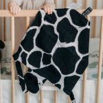 KLRK Home Wild B&W Giraffe pătură mini cu animal de pluș