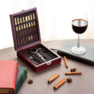 Cutie Checkmate cu Piese de Sah si 4 Accesorii de Vin - Gift Set