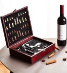 Cutie Deluxe cu Piese de Sah si 9 Accesorii de Vin - Gift Set
